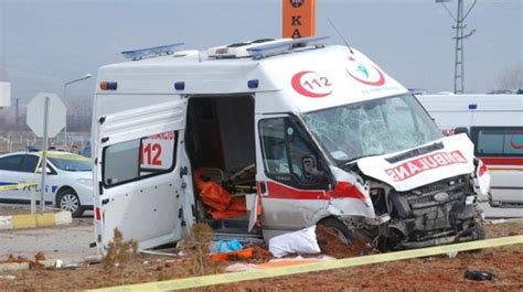 İ­z­m­i­r­­d­e­ ­m­i­n­i­b­ü­s­l­e­ ­a­m­b­u­l­a­n­s­ ­ç­a­r­p­ı­ş­t­ı­